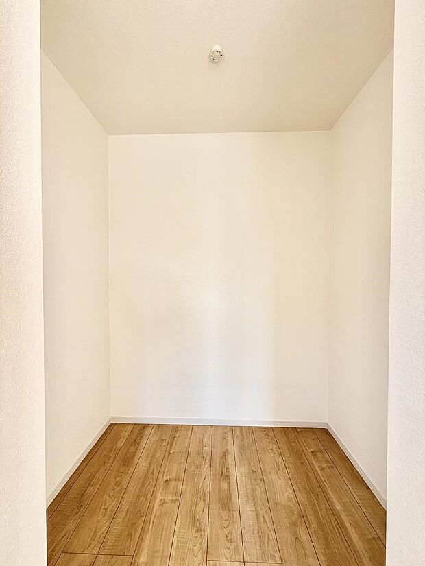 ■季節の洋服も、思い出の小物もすっきり収納できるウォークインクローゼット付