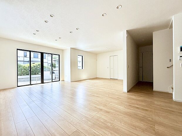 大きな窓から光が入り明るい空間でお寛ぎいただけます