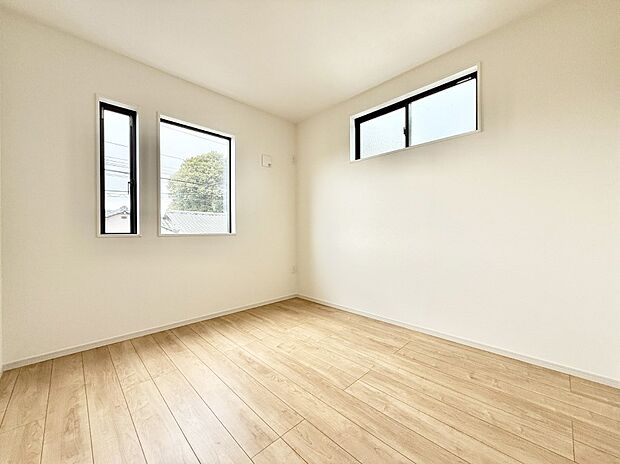 2面採光で明るい居室!