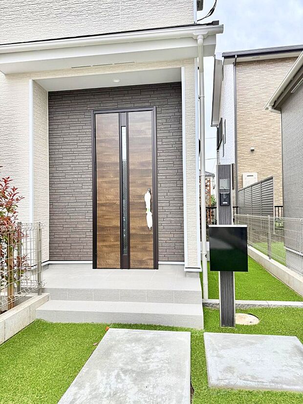 B号棟 ■ シンプルで美しく、住まいの第一印象を彩る玄関です