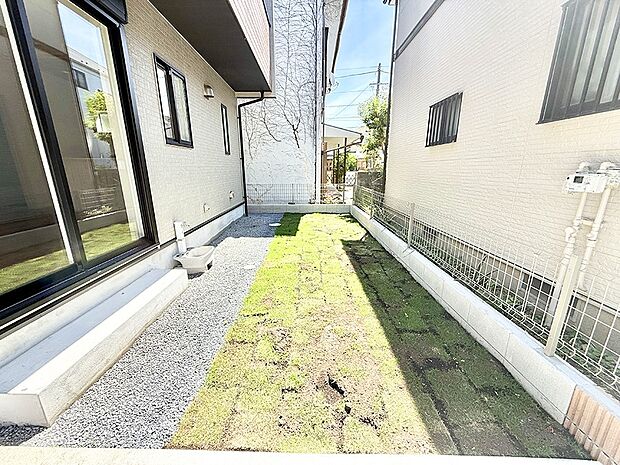 1号棟 ■敷地内にゆとりある緑のスペースがあり、穏やかな雰囲気です