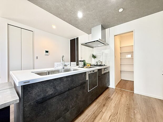 ■パントリー付き！料理がもっと楽しくなる、快適なキッチン空間