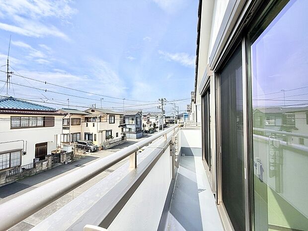 4号棟 ■ 心地よい風と光を感じる、くつろぎのバルコニー