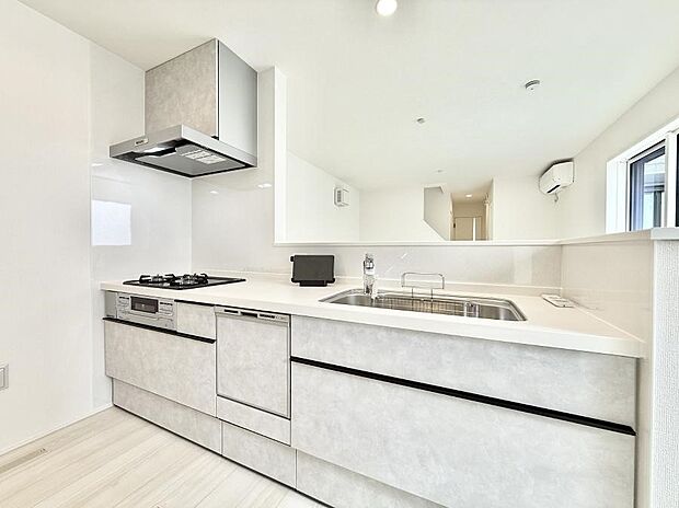 白いキッチンは明るく広く使いやすいです!お料理も楽しくなっちゃいます