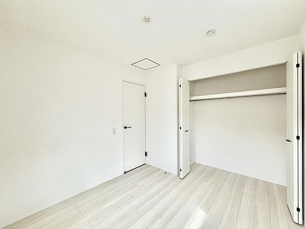 広いクローゼット、収納は多い方が嬉しいですね!