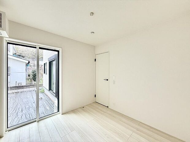 大きな窓は開放感があり、明るさ通風バッチリです  