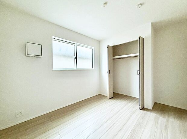 広いクローゼット、収納は多い方が嬉しいですね！  