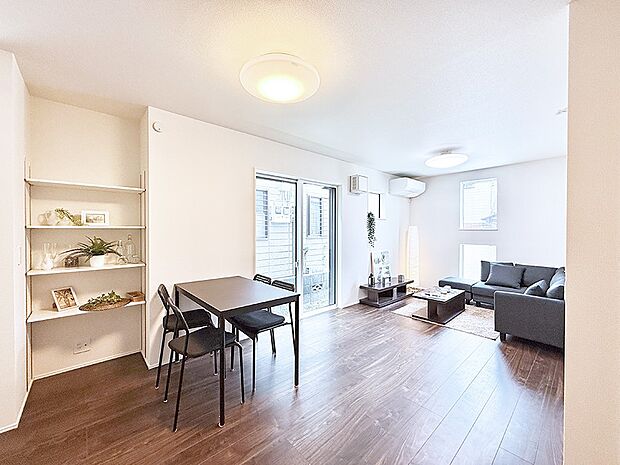 大きな窓から光が入り明るい空間でお寛ぎいただけます