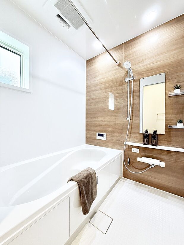 落ち着いた色合いの壁面、ゆっくり、ゆったり寛げるバスルーム。