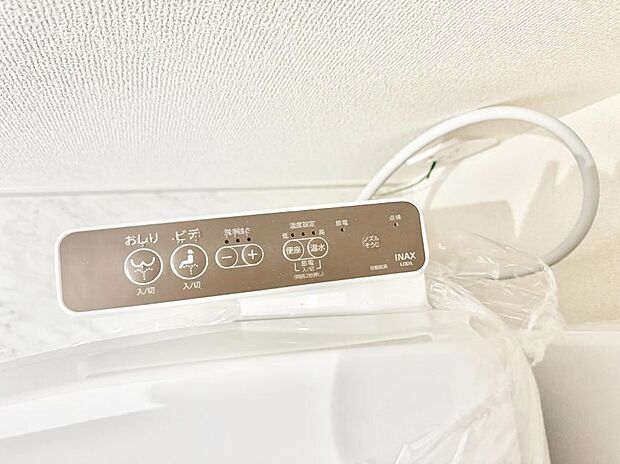 ■温水洗浄で快適、清潔感が保たれるシャワートイレ