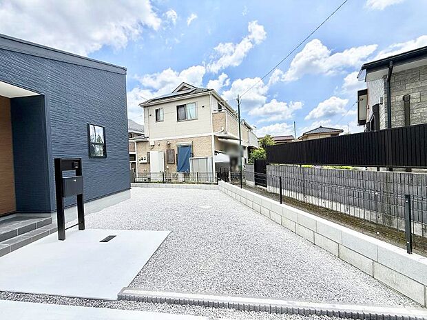 4号棟 ■敷地内にゆとりある緑のスペースがあり、穏やかな雰囲気です