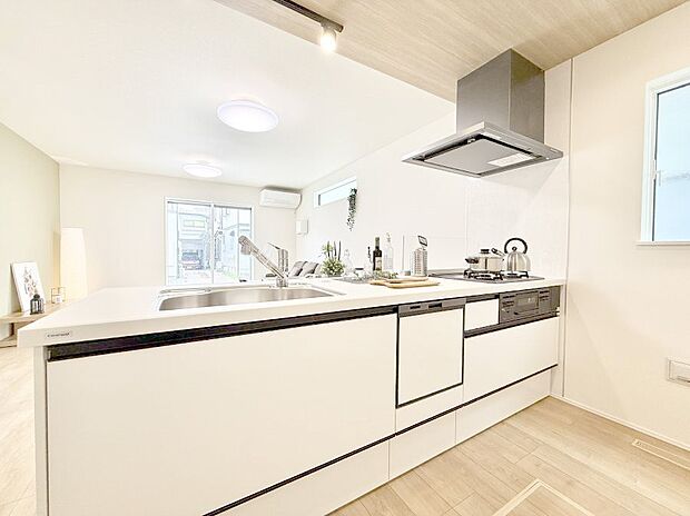 ■小窓があるので、明るさと開放感たっぷりなキッチン!