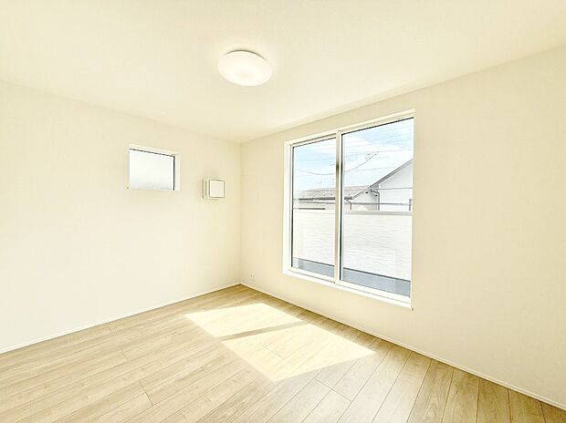 大きな窓は開放感があり、明るさ通風バッチリです