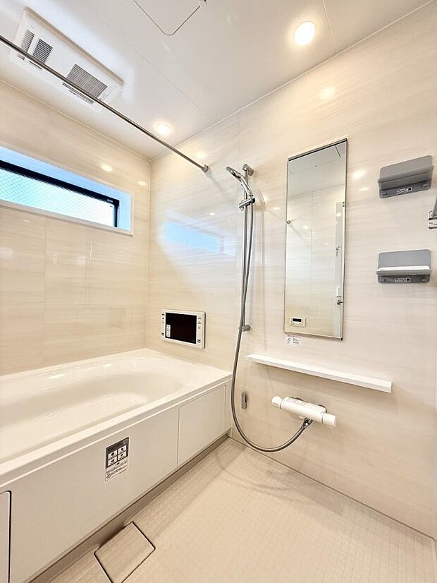 ■落ち着いた色合いの壁面、ゆっくり寛げるバスルーム