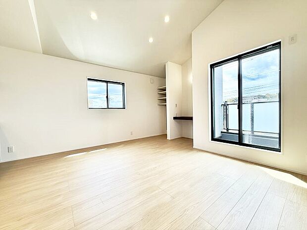 大きな窓から光が入り明るい空間でお寛ぎいただけます