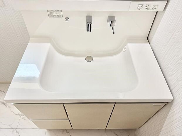 ■細かい部分まで洗いやすく便利なハンドシャワー付き