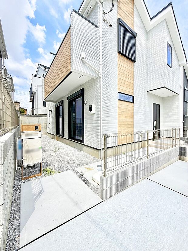 2号棟 ■ シンプルで美しく、住まいの第一印象を彩る玄関です