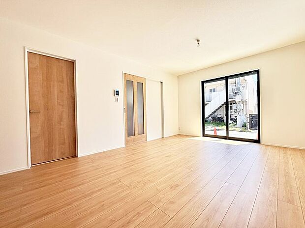 大きな窓から光が入り明るい空間でお寛ぎいただけます