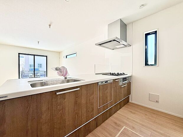 小窓があるので、明るさと開放感たっぷりなキッチン!