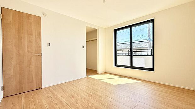 大きな窓は開放感があり、明るさ通風バッチリです