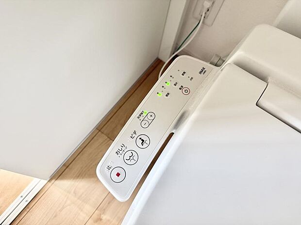 ■温水洗浄で快適、清潔感が保たれるシャワートイレ