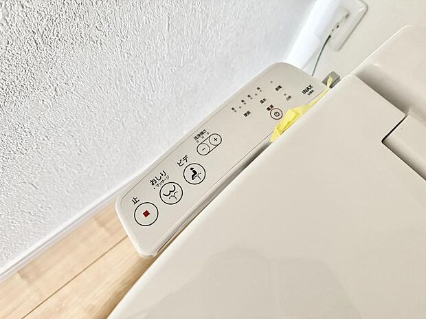 ■温水洗浄で快適、清潔感が保たれるシャワートイレ