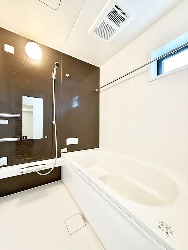 ■落ち着いた色合いの壁面、ゆっくり寛げるバスルーム