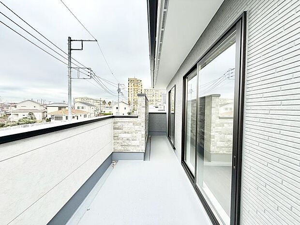 ■ 心地よい風と光を感じる、くつろぎのバルコニー