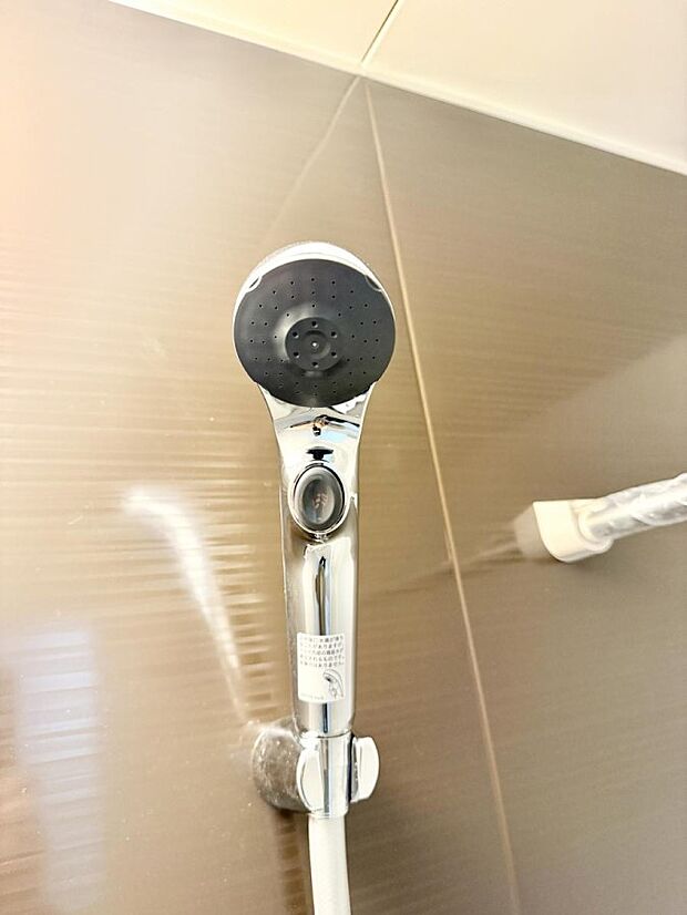 ■わざわざシャワー水栓のレバーまで手を伸ばす必要がなく、簡単に止水できる