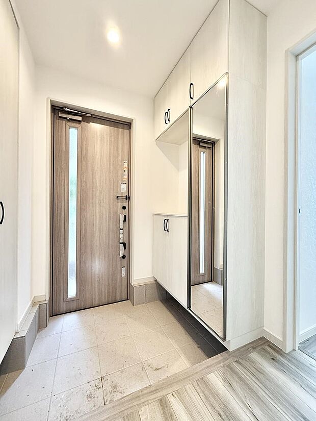 窮屈さを感じさせない広々玄関！  