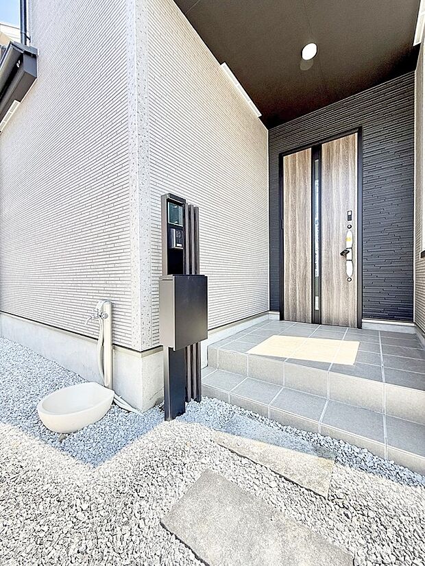 1号棟 ■ 心地よい暮らしへとつながる、温かい玄関