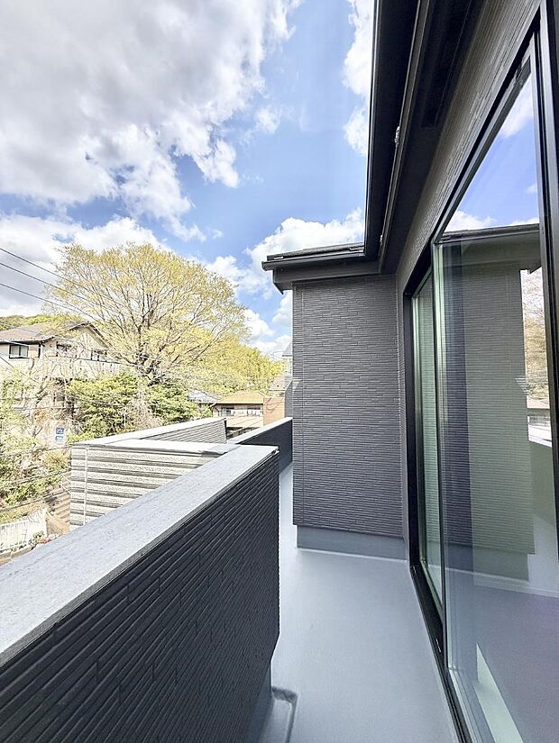 ■ 心地よい風と光を感じる、くつろぎのバルコニー