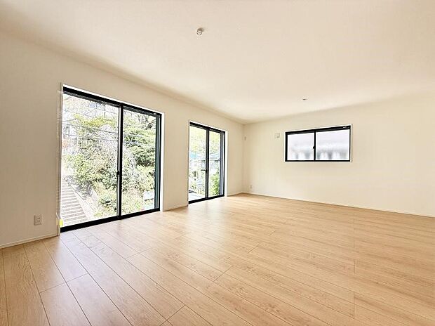 ■自然の光が差し込み、明るい空間が広がります