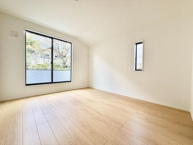 ■大きな窓は開放感があり、明るさ通風バッチリです