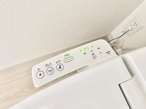 ■温水洗浄で快適、清潔感が保たれるシャワートイレ