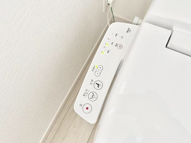 ■温水洗浄で快適、清潔感が保たれるシャワートイレ