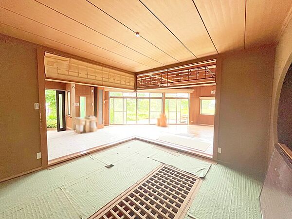 ■自然の光が差し込み、明るい空間が広がります