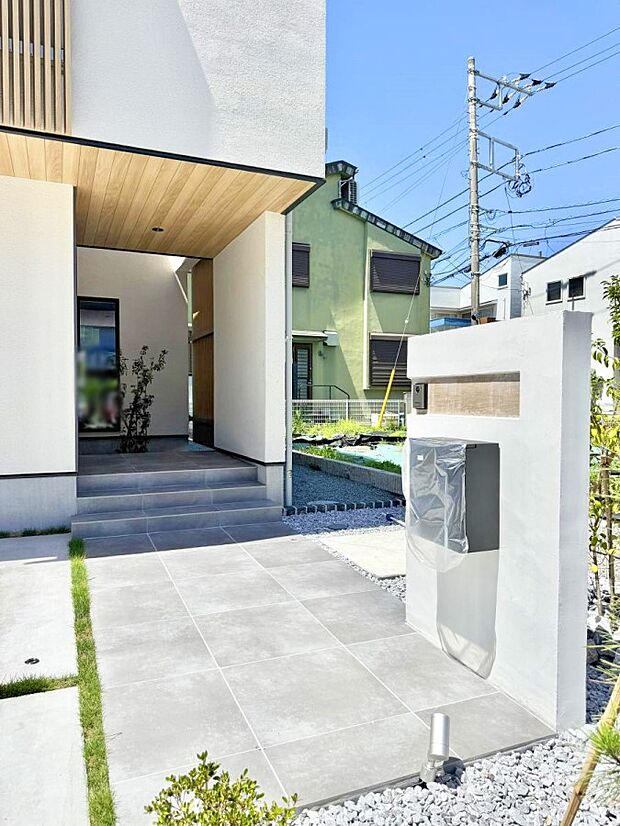 B号棟 ■ シンプルで美しく、住まいの第一印象を彩る玄関です