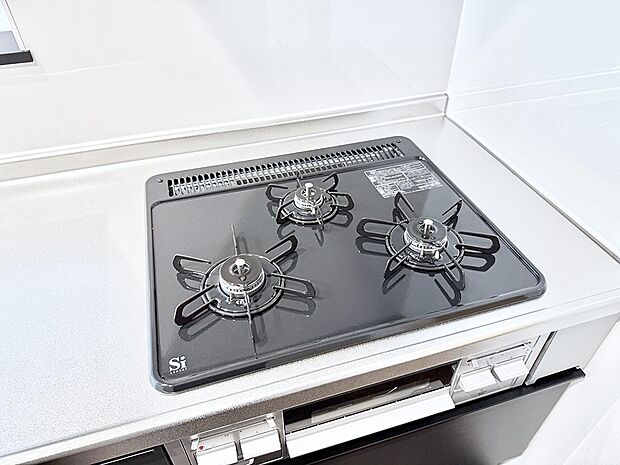 ■3口コンロのシステムキッチンで料理の手順もスムーズに