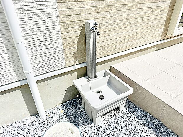 ■ガーデニングや洗車などの際に大活躍な屋外立水栓  