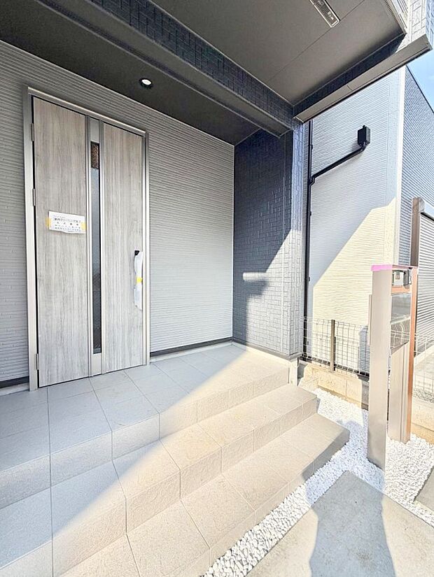 2号棟 ■ シンプルで美しく、住まいの第一印象を彩る玄関です