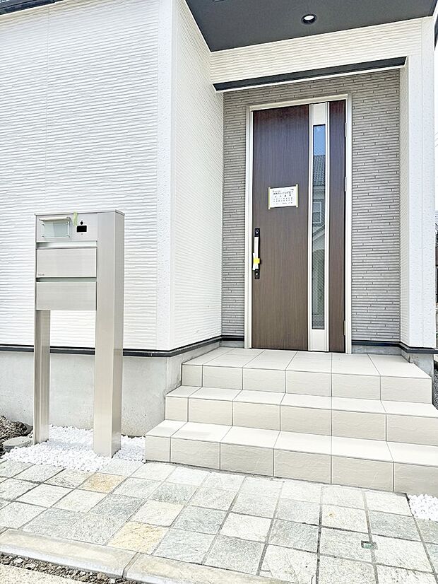 1号棟  ■玄関はお家の顔！おしゃれな玄関アプローチでお客様をお迎え