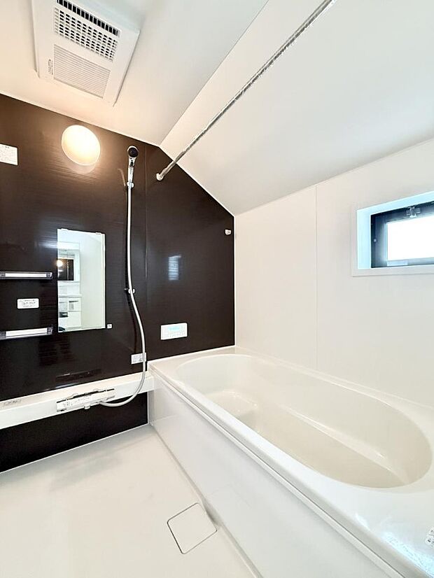 ■落ち着いた色合いの壁面、ゆっくり寛げるバスルーム