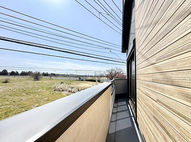 ■ 心地よい風と光を感じる、くつろぎのバルコニー