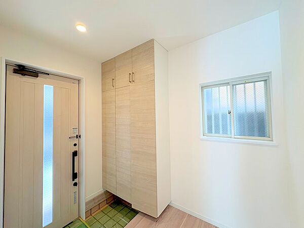 ■小窓がついた明るい玄関でお客様をお出迎えできます