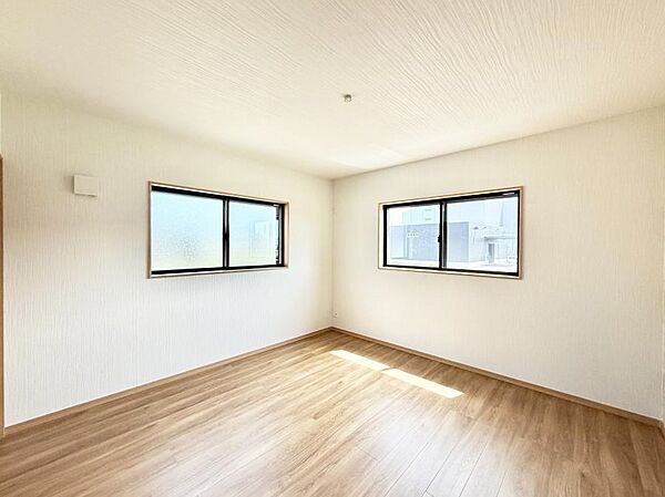 2号棟  ■シンプルな空間で、収納付きベッドやデスクなど、多機能な家具を活用しやすいです