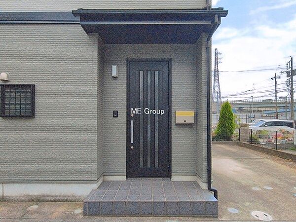 ■ シンプルで美しく、住まいの第一印象を彩る玄関です