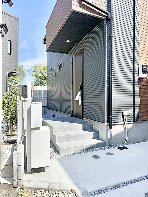 ■ シンプルで美しく、住まいの第一印象を彩る玄関です