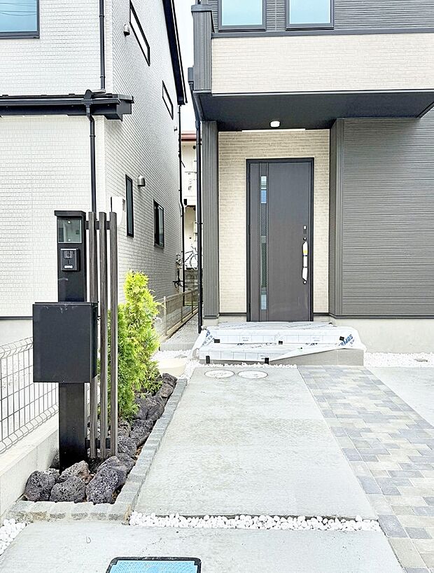4号棟 ■ シンプルで美しく、住まいの第一印象を彩る玄関です