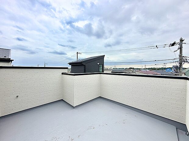 1号棟  ■広々としたスカイバルコニーは多目的に利用できますね